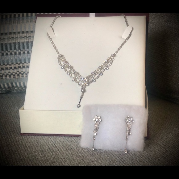 Stunning necklace and earrings set - Picture 1 of 6